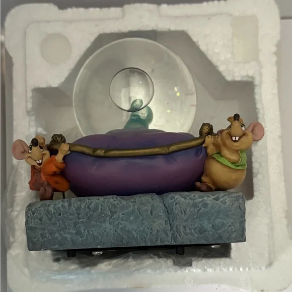 Disney’s Cinderella Glass Slipper Snowglobe with Jaq ,Gus, Suzy & Perla - Picture 11 of 11
